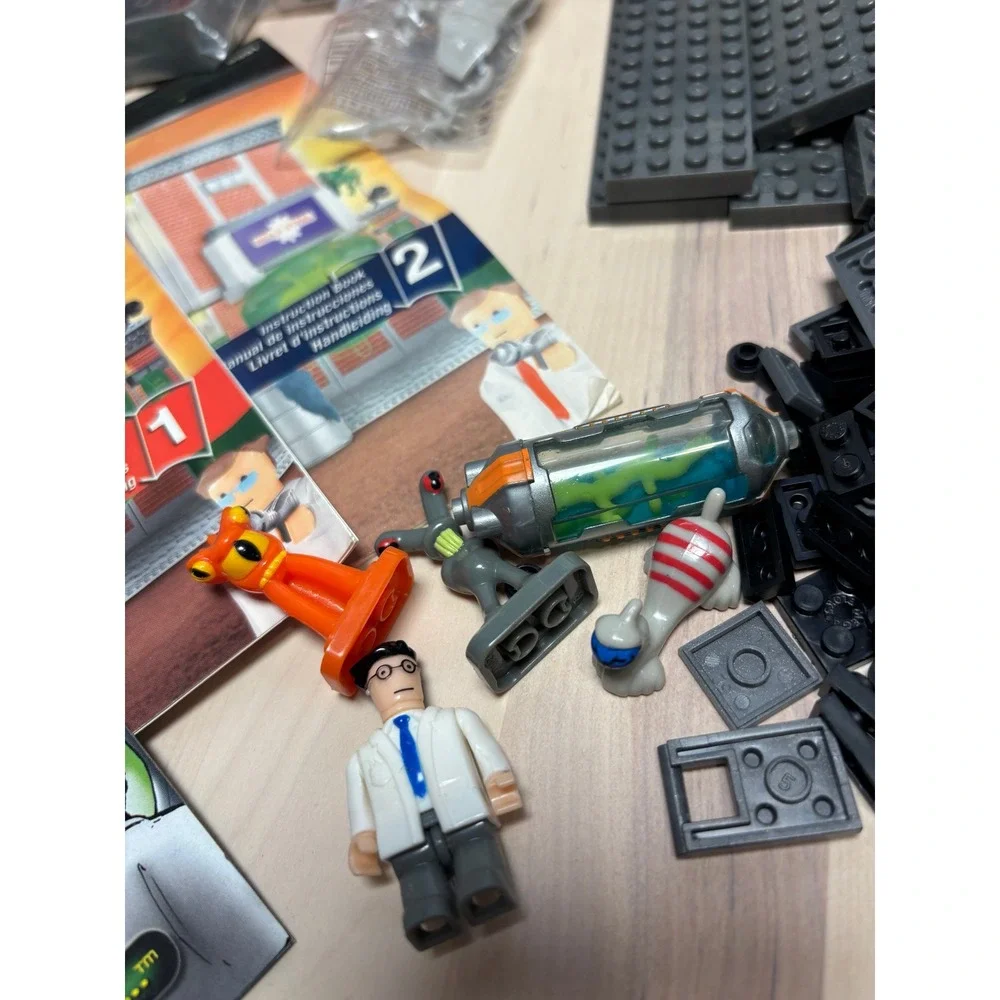 Mega Bloks Alien Agency Hangar 18 5621 & DNA Lab 5631 Mixed Lot 2002 Incomplete